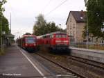 kbs-761-teckbahn Bei Regnerischem Wetter, hat im Bahnhof Kirchheim unter Teck - �tlingen RB 13959 mit VT650 027 / 011 aus Wendlingen/N nach Oberlenningen eine Zugkreuzung mit RB 13966 und 218 194, der aus Oberlenningen kommt und nach Wendlingen/N f�hrt. (05.10.2009)