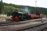 schonheide-sud-wilzschhaus K� 4017 zieht zwei G�terwagen von den Schmalspurrollwagen.Die Vorf�hrung an der auch Zittauer 99 713 beteiligt war, zeigte das der Rollwagenbetrieb nicht einfach war.3 WCd Festival in Sch�nheide S�d.