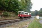 Harzer Schmalspurbahnen 187 013-8 M�gdesprung 02.10.2009. Hiner mir steht gerade der Dampfzug talabw�rts, der den Dieselzug abwarten muss. Aber keine Sorge, Lokf�hre und Schaffnerin leisten sich gerade eine Portion Gullasch am Verkaufstand, der Zug f�hrt schon nicht los.