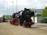 BR 52 Auch wieder Gast auf der Modell, Hobby, Spiel - Messe in Leipzig, die 52 8154-8. Sie pendelt auf dem Freigel�nde hin und her und l�dt zur 'Fahrt im historischen Dampfzug' ein. Aufgenommen am 03.10.1009.