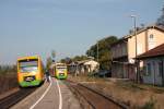 Kreuzung im Bf Roding mit den Oberpfalzbahntriebwagen VT32 als RB32227 ...
