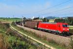 185 348 bef�rdert einen G�terzug den bekannten Haidinger Bogen abw�rts ...