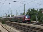 railjet nach Wien Westbhf. bei der Durchfahrt am Heimeranplatz, 21.08.2009 ...