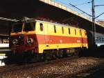 EP09-046 auf Bahnhof Krak�w Gl�wny am 8-8-2001. Bild und scan: ...