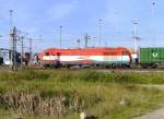420 11 der EVB kommt mit einem Containerzug aus dem ...