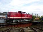 112 565-7 der Pressnitztalbahn sonnt sich auf der Weimarer Drehscheibe. ...