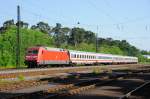 IC 2275 (Frankfurt/M-Stuttgart) st�rmt Bensheim, dem n�chsten Halt, entgegen. (Bickenbach, ...
