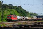 155 131-6 zieht einen wundersch�n sortierten G�terzug die Bergstrasse hinab. ...