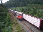 Bergw�rts fahrender G�terzug mit drei Loks passiert an der Ausweichstelle ...