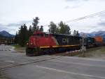 Containerzug nach der Durchfahrt des Bahnhofs Jasper/Alberta in Richtung Yellowhead ...