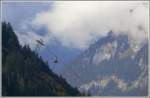 Die Luftseilbahn Chur - Dreib�ndenstein passiert gleich den einzigen Mast ...