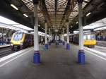 exeter-stdavids Zwei Z�ge stehen im Bahnhof von Exeter