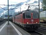 re-6-6-re-620 Kraftpaket: Am 09.10.09 passiert die Re 6/6 11656 'Travers' mit der Re 4/4 '' 11370 den Bahnhof Fl�elen. 
