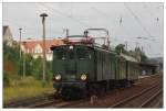 E 77 E 7710 am 05.07.2008 in Radebeul Ost vor einem Zug nach Dresden Hbf. Am Haken hat die Lok den 'Altenberger' und den Windbergbahnwagen!