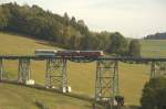 br-771--772-dr-171172-dr-vt-209-ferkeltaxe Am Morgen des 03.10.09 �berqueren die Ferkeltaxen 772 367, mit 972 771 und 171 056 der Erzgebirgischen Aussichtsbahn das Markersbacher Viadukt in Richtung Annaberg Buchholz. 