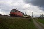 re-460-mit-zugen Unter dunklem Himmel f�hrt IR 2136 mit Re 460 044-1 'Zugerland' durch die T�gerwiler Kurve. 13.10.09.