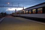 Personenwagen Allt�gliche Situation in Kreuzlingen HB. Aufgrund dessen, dass die Interregios abends Module (meist aus 4 Wagen bestehend) vorangeh�nkt haben, passt der Zug nicht auf das Perron, so m�ssen hier die Erstkl�ssler �ber den Kies laufen. F�r mich kein Problem in diesem Falle, aber ob dies auf l�ngere Zeit ideal ist?
13.10.09.