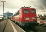 110 275 an einem Morgen im Juni 2001 am Bahnsteig ...