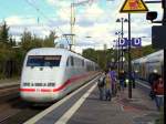 Ein ICE1 durchf�hrt langsam hinter dem 440 hinterher schleichend den ...