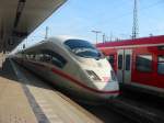 ICE3 bei der Einfahrt von Mannheim Hbf. Rechts eine abfahrende ...