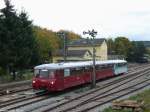 kbs-536-erzgebirgische-aussichtsbahn Saisonende f�r die Erzgebirgische Aussichtsbahn im Jahr 2009: Das letzte EAB-Zugpaar f�hrt am verregneten 04.10.2009 aus dem Bahnhof Schlettau aus.