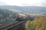 Br 212 093 mit einem Schienenreinigungswagen, der das feuchte Laub ...