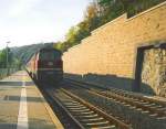 BR 232 mit Zugen 232 418-4 mit einem IC in Richtung Eisenach bzw. Dresden passiert den Haltepunkt H�rschel. Im Hintergrund, in der Mauer, wurde eine bei Umbauarbeiten im Jahre 1992 entdeckte, Millionen Jahre alte Magma-Ader freigelegt und eingerahmt. Aufgenommen an einem sp�therbstlichen Abend 1993/94. (Foto Scan).