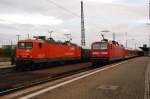 W�hrend 143 001 mit dem Sonderzug im Bahnhof Weimar steht, ...