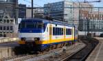 Plan Y 2946 mit Regionalzug in Hbf Amsterdam.  ...