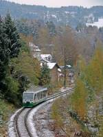 Vogtlandbahn 654 040 (VT40) als VBG83112 in Klingenthal, 16.10.09. Der Winter ist da...