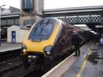 Zug der CrossCountry nach Manchester Piccadily auf Gleis 5  ...