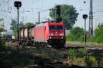 BR 185 mit Zugen Zwischen Masten und Gestr�pp: 185 340-7 mit G�terzug bahnt sich ihren Weg Richtung Darmstadt. (KBS 650, Mai 2009). 