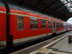 regionalverkehr-ohne-steuer--und-dostowagen Von Gro�korbetha nach Halle (Saale) Hbf fuhren wir am 10.10.2009 in diesem Prototyp-Halberst�dter. Es handelt sich bei dem Wagen 21-33 158-4 um dem Prototypen f�r den Byz 439.4. Neben etwas anderem Interieur weist er auch durchg�ngig �bersetzfenster auf. Bei den Serienwagen ist nur noch jedes zweite Fenster ein �bersetzfenter.