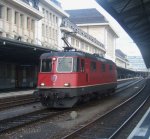 Im Bahnhof Lausanne wartet am 12.10.09 die Re 4/4 11322 ...