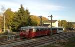 br-771--772-dr-171172-dr-vt-209-ferkeltaxe Am Abend des 03.10.09 passieren die Ferkeltaxen 772 367, mit 972 771 und 171 056 der Erzgebirgischen Aussichtsbahn die neu aufgestellten Fl�gelsignale im Museumsbahnhof Schlettau. 
