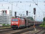 152 096-4 mit einem langen Kohlezug bei der Durchfahrt durch ...