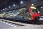 zurich Re 450 021-1 steht am Abend des 16.10.2009 im Z�rcher Hauptbahnhof, aber ohne 'passenden' S-Bahnzug. Vermutlich werden die Wagen schon diese attraktive Beklebung schon verloren haben?