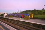 Abendstimmung im kleinen Landbahnhof Castle Cary (Summerset): 17.30-GreatWestern-Service Weymouth - ...