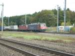 re-10-10-re-4-4-und-re-6-6 SBB Re 10/10 mit Containerzug, am 11.10.09 in Mattstetten.