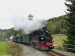 Presnitztalbahn In wenigen Momenten wird 99 590 mit ihrem Personenzug den Bahnhof Schmalzgrube erreicht haben. Aufgenommen am 03.10.2009