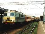EU07 EU07-075 mit D 81106 Szczecin Gl�wny-Sodz Kaliska auf Bahnhof Poznan Gl�wny am 11-8-2001. Bild und scan: Date Jan de Vries. 