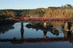 Ein Express der Bergensbanen �berquert den Snarumselva bei Vikersund. Die ...