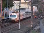 verschiedene Kurz vor Sonnenuntergang wartet der abendliche 'Premium Express', im Volksmund 'Business-Train' genannt, in der Station Firgrove (Strecke: Strand - Somerset West - Erste Rivier - Bellville - Cape Town) auf den Gegenzug, um die R�ckfahrt ins gesch�tzte Depot anzutreten. 12.10.2009