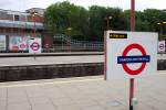 london-underground Das allgegenw�rtige Tube-Symbol in der Station Harrow-on-the-hill