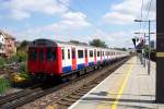 london-underground London Underground - D-Stock Train in der Station West Ham