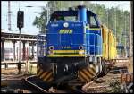 V2103 von -MWB- verl�sst mit einem Schienenverleger den Hbf Stralsund. ...
