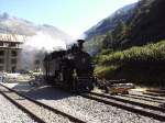 Der Nachmittagszug trifft von Realp her kommend in Gletsch ein. ...