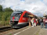 br-642-desiro-db Am 04.10.'09 wurde die Arnsdorfer Kurve er�ffnet, die es den RB's m�glich macht kurz vor dem Arnsdorfer Bahnhof abzuk�rzen und nicht in Arnsdorf kopfmachen zu m�ssen; die DB lockte mit Freifahrten auf der Strecke DD.-> Kamenz. Das Bild zeigt 642 143, der als 7. Sonderfahrt,  neben den planm��igen Z�gen, eingesetzt wurde. Der Zug war schon ab Kamenz so voll, dass ab dort keine Fahrg�ste mehr zusteigen konnten und auf den n�chsten Zug warten mussten (ca. 15 min sp�ter).
(Pulsnitz, den 04.10.'09)
