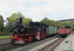 Presnitztalbahn Eine Szenerie wie vor 40 Jahren: 99 568 ist mit ihrem Personenzug aus Wolkenstein gerade in Steinbach angekommen und wird gleich die G�terwagen mit in ihren Zug aufnehmen...
Genug getr�umt; 99 568 wartet am 03.10.2009 im Bahnhof Steinbach auf Fahrg�ste.