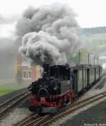 Presnitztalbahn Mit einem kr�ftigen Rauchpilz verl�sst 99 568 am 03.10.2009 den Bahnhof von Steinbach.
